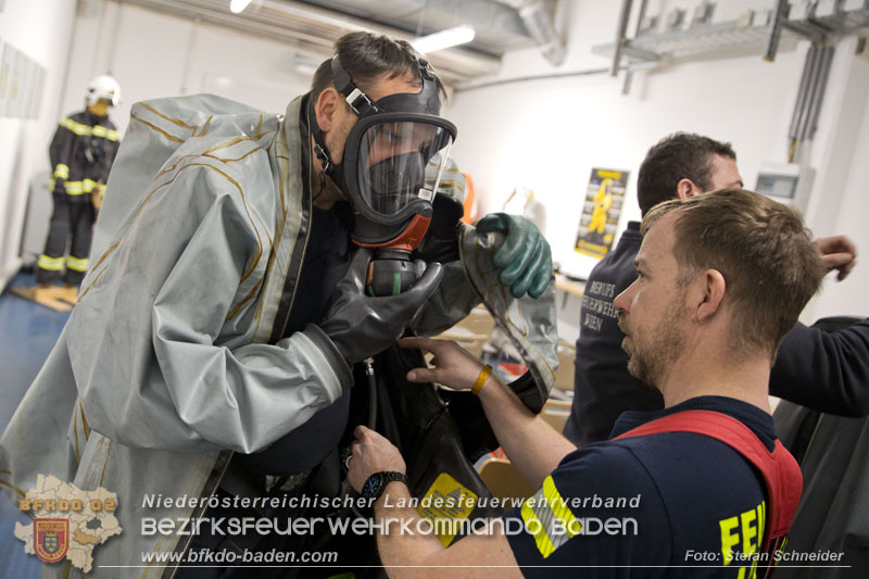 Schadstoffdienst Fortbildung 2024 des Bezirksfeuerwehrkommandos BADEN bei der BF Wien in Floridsdorf  Foto: Stefan Schneider BFKDO 