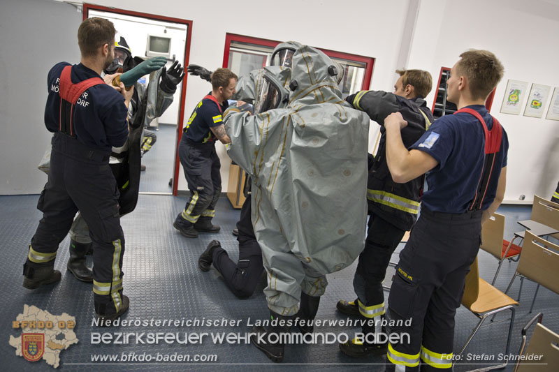 Schadstoffdienst Fortbildung 2024 des Bezirksfeuerwehrkommandos BADEN bei der BF Wien in Floridsdorf  Foto: Stefan Schneider BFKDO 
