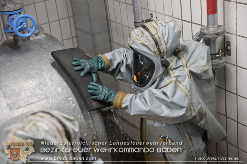 Schadstoffdienst Fortbildung 2024 des Bezirksfeuerwehrkommandos BADEN bei der BF Wien in Floridsdorf  Foto: Stefan Schneider BFKDO 