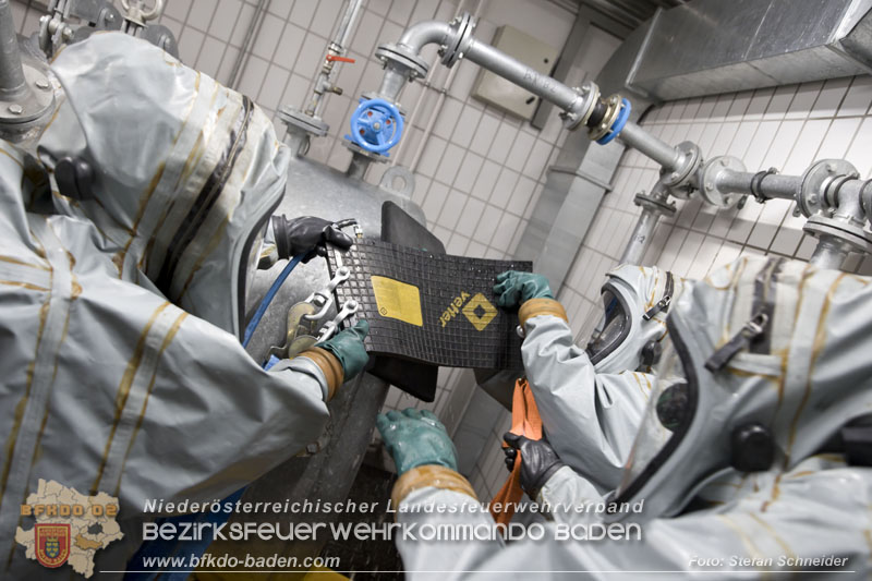 Schadstoffdienst Fortbildung 2024 des Bezirksfeuerwehrkommandos BADEN bei der BF Wien in Floridsdorf  Foto: Stefan Schneider BFKDO 