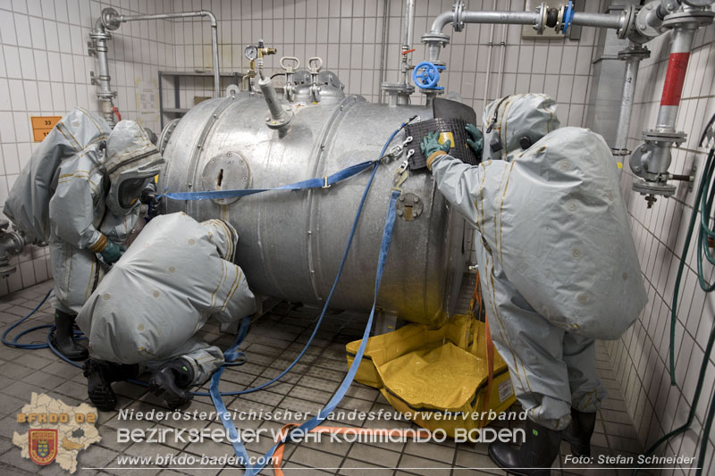 Schadstoffdienst Fortbildung 2024 des Bezirksfeuerwehrkommandos BADEN bei der BF Wien in Floridsdorf  Foto: Stefan Schneider BFKDO 