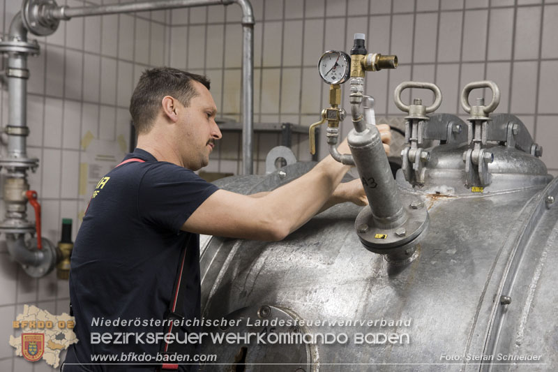 Schadstoffdienst Fortbildung 2024 des Bezirksfeuerwehrkommandos BADEN bei der BF Wien in Floridsdorf  Foto: Stefan Schneider BFKDO 