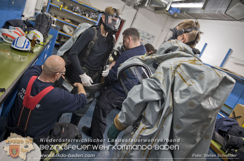 Schadstoffdienst Fortbildung 2024 des Bezirksfeuerwehrkommandos BADEN bei der BF Wien in Floridsdorf  Foto: Stefan Schneider BFKDO 