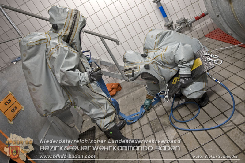 Schadstoffdienst Fortbildung 2024 des Bezirksfeuerwehrkommandos BADEN bei der BF Wien in Floridsdorf  Foto: Stefan Schneider BFKDO 