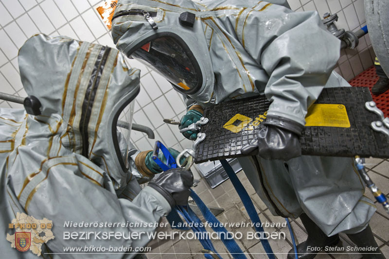 Schadstoffdienst Fortbildung 2024 des Bezirksfeuerwehrkommandos BADEN bei der BF Wien in Floridsdorf  Foto: Stefan Schneider BFKDO 
