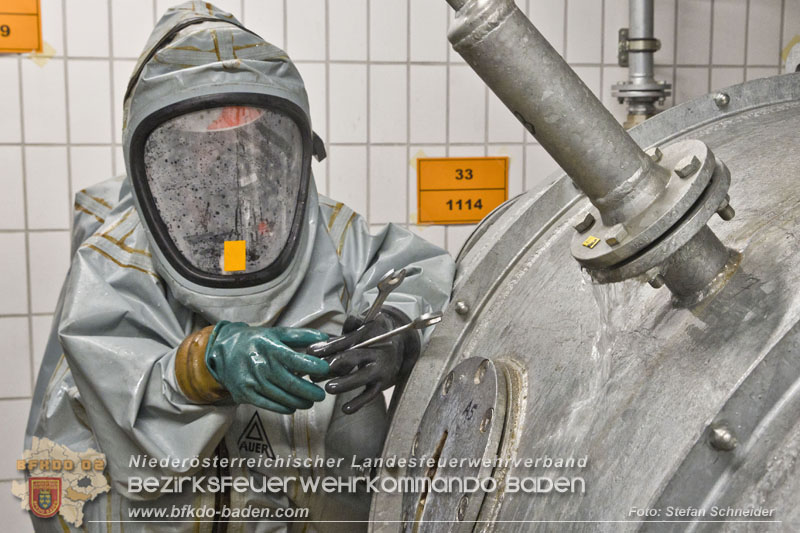 Schadstoffdienst Fortbildung 2024 des Bezirksfeuerwehrkommandos BADEN bei der BF Wien in Floridsdorf  Foto: Stefan Schneider BFKDO 