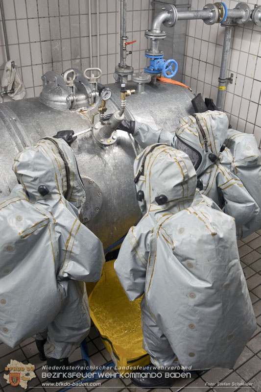 Schadstoffdienst Fortbildung 2024 des Bezirksfeuerwehrkommandos BADEN bei der BF Wien in Floridsdorf  Foto: Stefan Schneider BFKDO 
