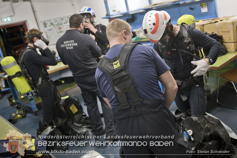 Schadstoffdienst Fortbildung 2024 des Bezirksfeuerwehrkommandos BADEN bei der BF Wien in Floridsdorf  Foto: Stefan Schneider BFKDO 