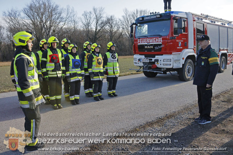 20250201_Weisse Fahne bei der Ausbildungspruefung Technische Hilfeleistung in Bronze u. Silber in Guenselsdorf  Foto: Freiwillige Feuerwehr Guenselsdorf