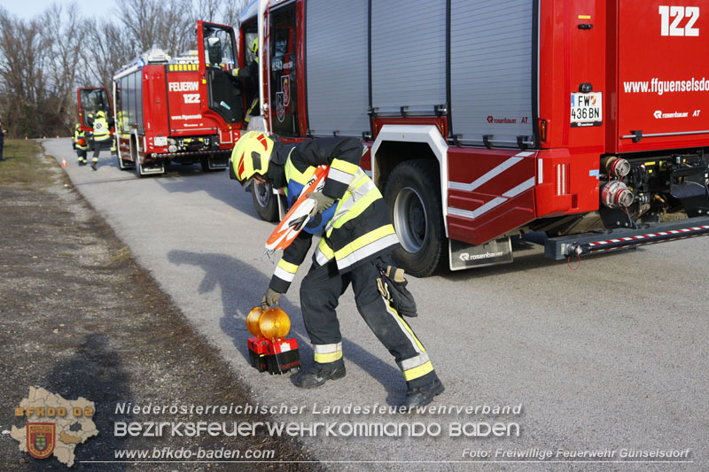 20250201_Weisse Fahne bei der Ausbildungspruefung Technische Hilfeleistung in Bronze u. Silber in Guenselsdorf  Foto: Freiwillige Feuerwehr Guenselsdorf