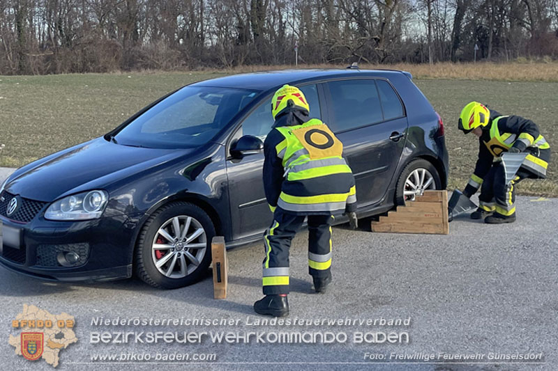 20250201_Weisse Fahne bei der Ausbildungspruefung Technische Hilfeleistung in Bronze u. Silber in Guenselsdorf  Foto: Freiwillige Feuerwehr Guenselsdorf