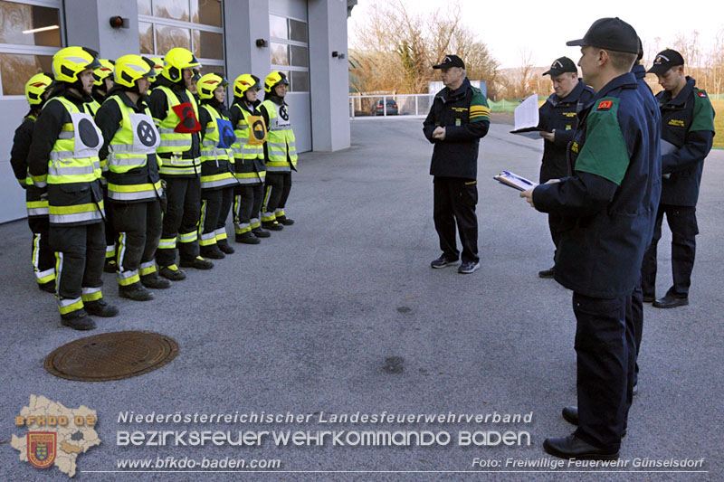 20250201_Weisse Fahne bei der Ausbildungspruefung Technische Hilfeleistung in Bronze u. Silber in Guenselsdorf  Foto: Freiwillige Feuerwehr Guenselsdorf