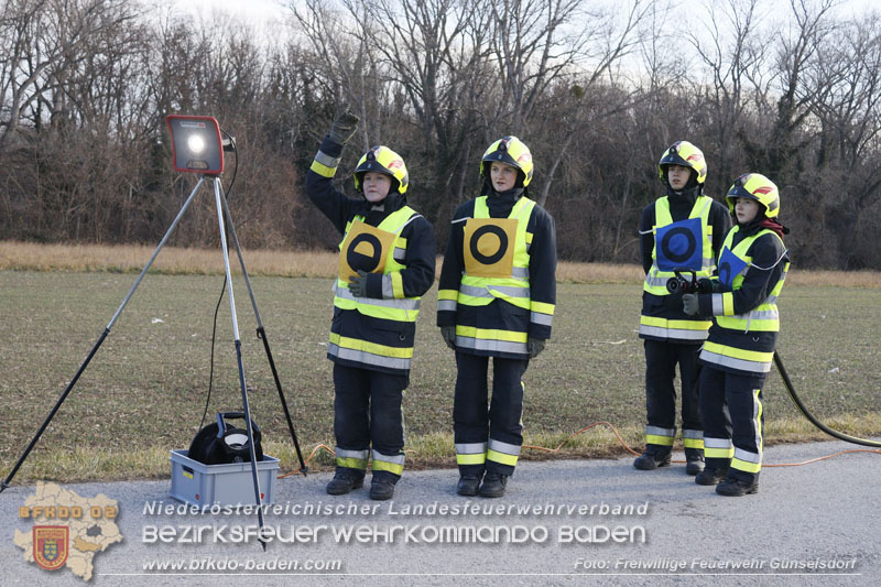 20250201_Weisse Fahne bei der Ausbildungspruefung Technische Hilfeleistung in Bronze u. Silber in Guenselsdorf  Foto: Freiwillige Feuerwehr Guenselsdorf