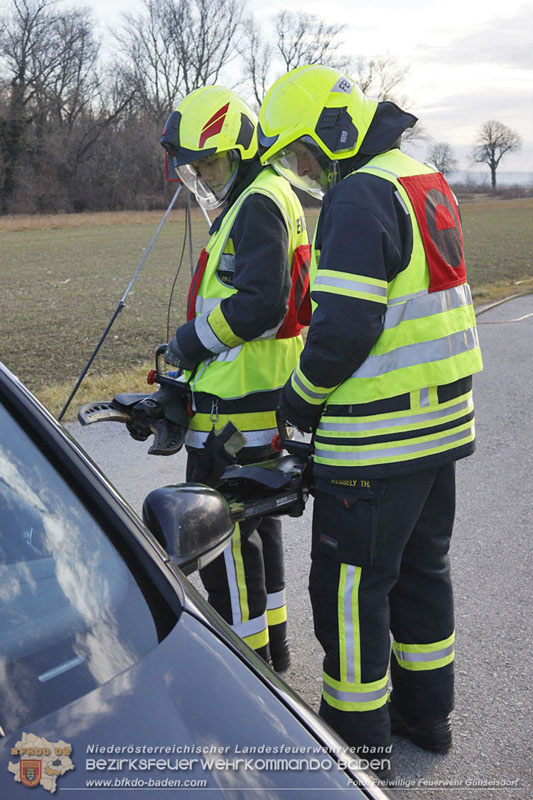 20250201_Weisse Fahne bei der Ausbildungspruefung Technische Hilfeleistung in Bronze u. Silber in Guenselsdorf  Foto: Freiwillige Feuerwehr Guenselsdorf