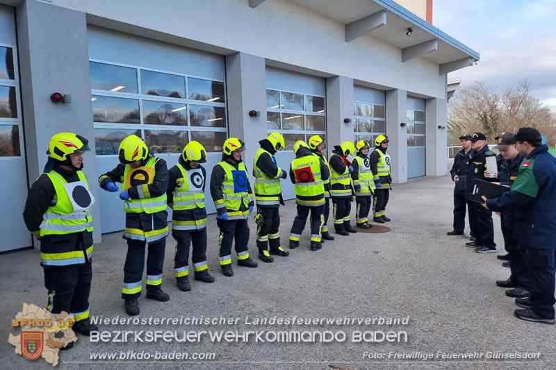 20250201_Weisse Fahne bei der Ausbildungspruefung Technische Hilfeleistung in Bronze u. Silber in Guenselsdorf  Foto: Freiwillige Feuerwehr Guenselsdorf