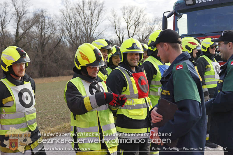 20250201_Weisse Fahne bei der Ausbildungspruefung Technische Hilfeleistung in Bronze u. Silber in Guenselsdorf  Foto: Freiwillige Feuerwehr Guenselsdorf