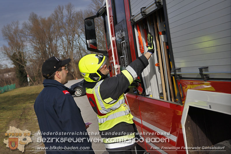 20250201_Weisse Fahne bei der Ausbildungspruefung Technische Hilfeleistung in Bronze u. Silber in Guenselsdorf  Foto: Freiwillige Feuerwehr Guenselsdorf