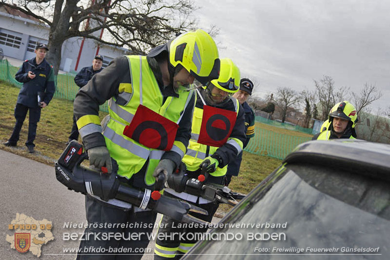20250201_Weisse Fahne bei der Ausbildungspruefung Technische Hilfeleistung in Bronze u. Silber in Guenselsdorf  Foto: Freiwillige Feuerwehr Guenselsdorf