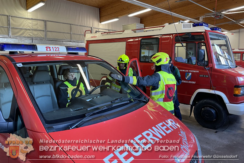 20250201_Weisse Fahne bei der Ausbildungspruefung Technische Hilfeleistung in Bronze u. Silber in Guenselsdorf  Foto: Freiwillige Feuerwehr Guenselsdorf