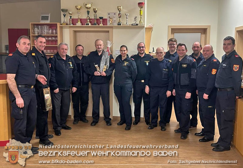 Eine goldene" Aufmerksamkeit vom Team Nachrichtendienst für Werner Bodansky aufgrund seiner langjährigen Tätigkeiten Eine goldene" Aufmerksamkeit vom Team Nachrichtendienst für Werner Bodansky aufgrund seiner langjährigen Tätigkeiten