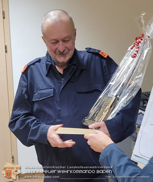 Eine goldene" Aufmerksamkeit vom Team Nachrichtendienst für Werner Bodansky aufgrund seiner langjährigen Tätigkeiten Eine goldene" Aufmerksamkeit vom Team Nachrichtendienst für Werner Bodansky aufgrund seiner langjährigen Tätigkeiten