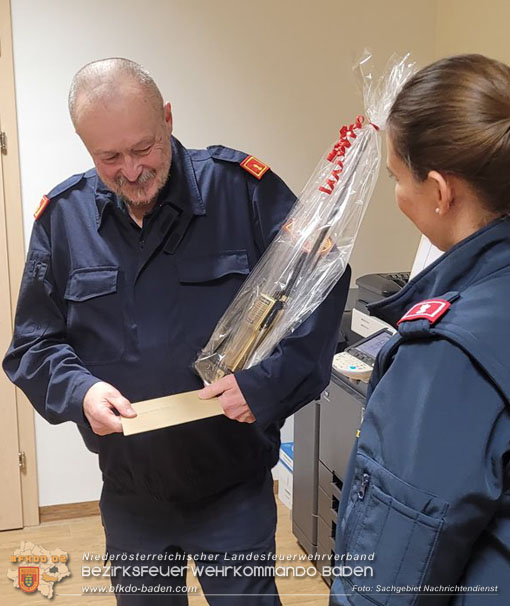 Eine goldene" Aufmerksamkeit vom Team Nachrichtendienst für Werner Bodansky aufgrund seiner langjährigen Tätigkeiten Eine goldene" Aufmerksamkeit vom Team Nachrichtendienst für Werner Bodansky aufgrund seiner langjährigen Tätigkeiten