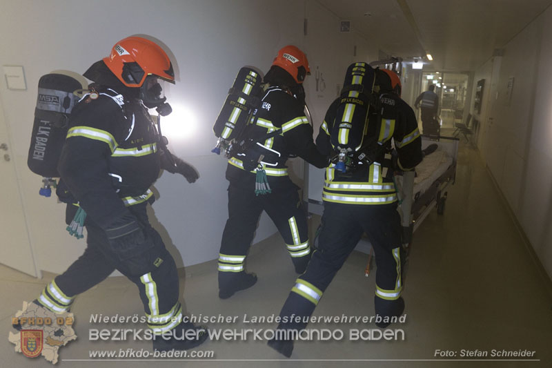 20251105_Einsatzkräfte trainierten den Ernstfall - Erfolgreiche Feuerwehrübung am Klinikstandort Baden Foto: Stefan Schneider 20251105_Einsatzkräfte trainierten den Ernstfall - Erfolgreiche Feuerwehrübung am Klinikstandort Baden Foto: Stefan Schneider