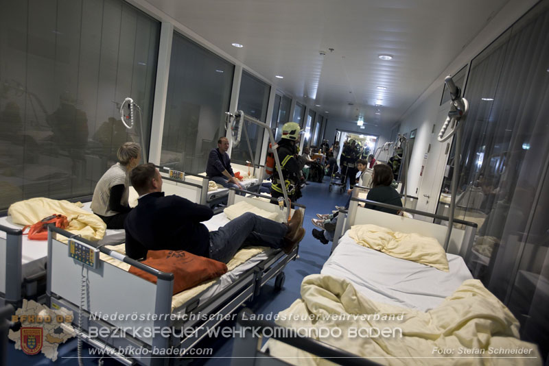 20251105_Einsatzkräfte trainierten den Ernstfall - Erfolgreiche Feuerwehrübung am Klinikstandort Baden Foto: Stefan Schneider 20251105_Einsatzkräfte trainierten den Ernstfall - Erfolgreiche Feuerwehrübung am Klinikstandort Baden Foto: Stefan Schneider