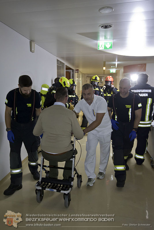 20251105_Einsatzkräfte trainierten den Ernstfall - Erfolgreiche Feuerwehrübung am Klinikstandort Baden Foto: Stefan Schneider 20251105_Einsatzkräfte trainierten den Ernstfall - Erfolgreiche Feuerwehrübung am Klinikstandort Baden Foto: Stefan Schneider