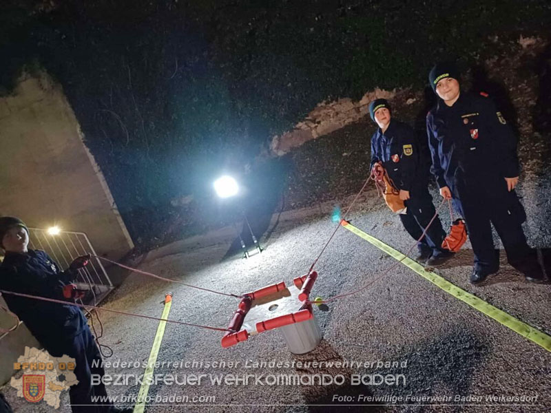 20251108_Nachtwanderung der Feuerwehrjugend des Bezirks Baden in Aigen