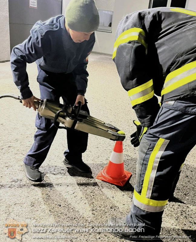 20251108_Nachtwanderung der Feuerwehrjugend des Bezirks Baden in Aigen