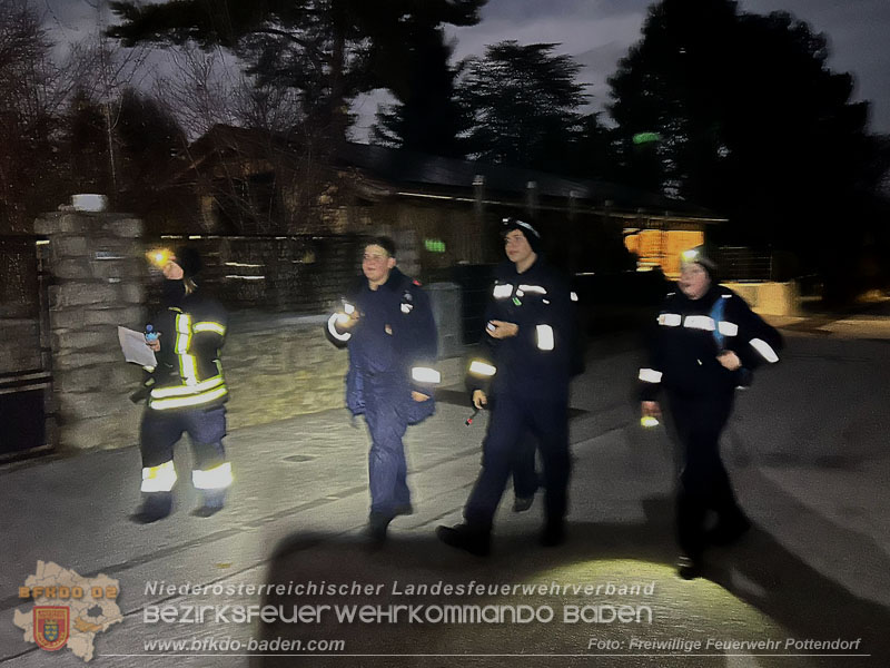 20251108_Nachtwanderung der Feuerwehrjugend des Bezirks Baden in Aigen
