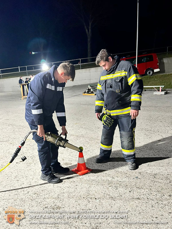 20251108_Nachtwanderung der Feuerwehrjugend des Bezirks Baden in Aigen