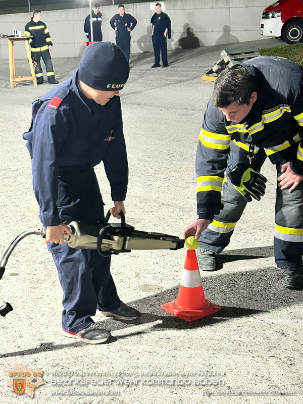 20251108_Nachtwanderung der Feuerwehrjugend des Bezirks Baden in Aigen