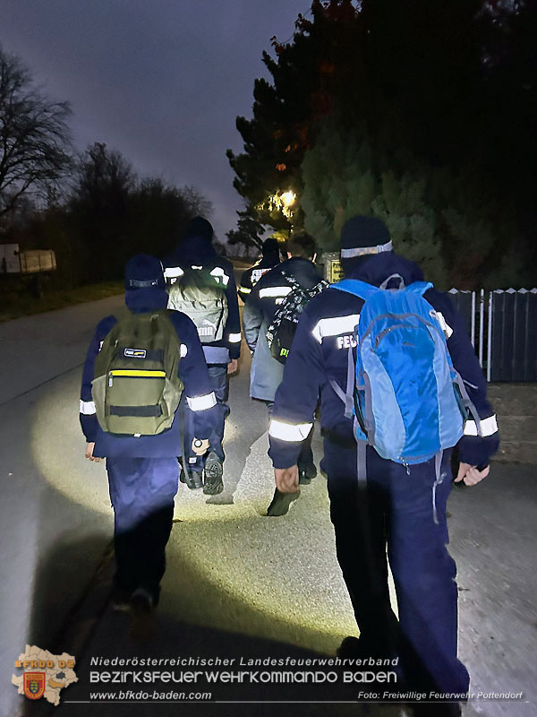 20251108_Nachtwanderung der Feuerwehrjugend des Bezirks Baden in Aigen