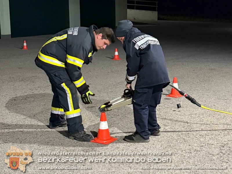 20251108_Nachtwanderung der Feuerwehrjugend des Bezirks Baden in Aigen