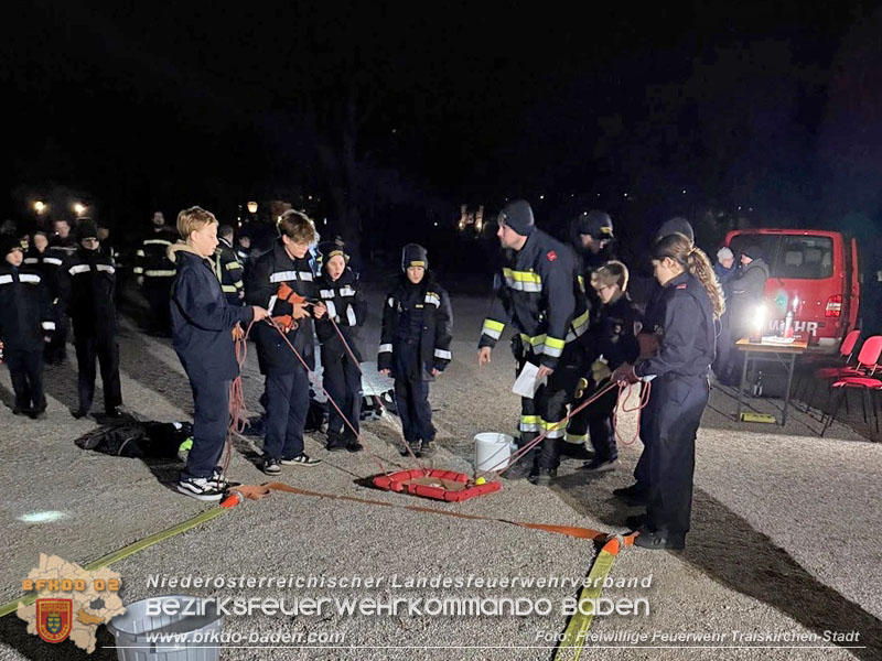 20251108_Nachtwanderung der Feuerwehrjugend des Bezirks Baden in Aigen