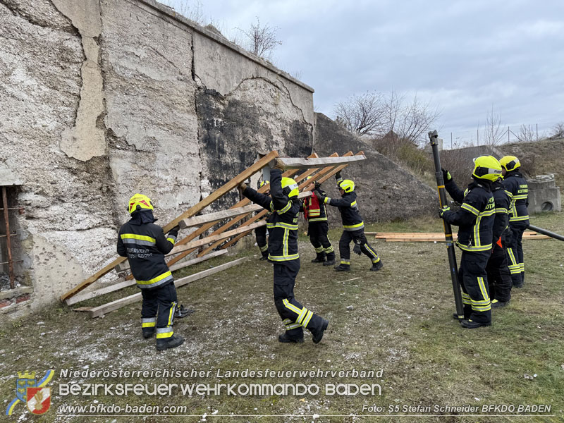 20251122_1. ZUG der 2. KHD Bereitschaft uebt am Gelaende des Tritolwerk  Foto: S5 Stefan Schneider BFKDO BADEN