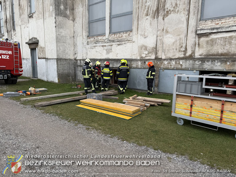 20251122_1. ZUG der 2. KHD Bereitschaft uebt am Gelaende des Tritolwerk  Foto: S5 Stefan Schneider BFKDO BADEN