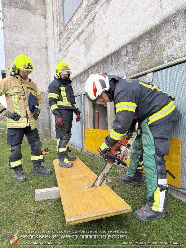 20251122_1. ZUG der 2. KHD Bereitschaft uebt am Gelaende des Tritolwerk  Foto: S5 Stefan Schneider BFKDO BADEN