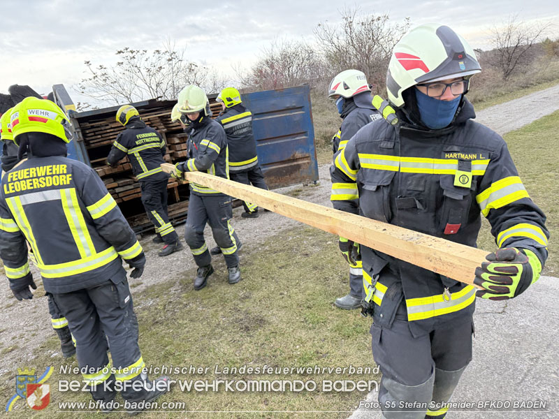 20251122_1. ZUG der 2. KHD Bereitschaft uebt am Gelaende des Tritolwerk  Foto: S5 Stefan Schneider BFKDO BADEN