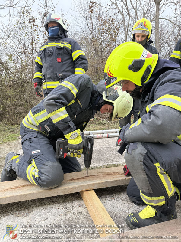 20251122_1. ZUG der 2. KHD Bereitschaft uebt am Gelaende des Tritolwerk  Foto: S5 Stefan Schneider BFKDO BADEN