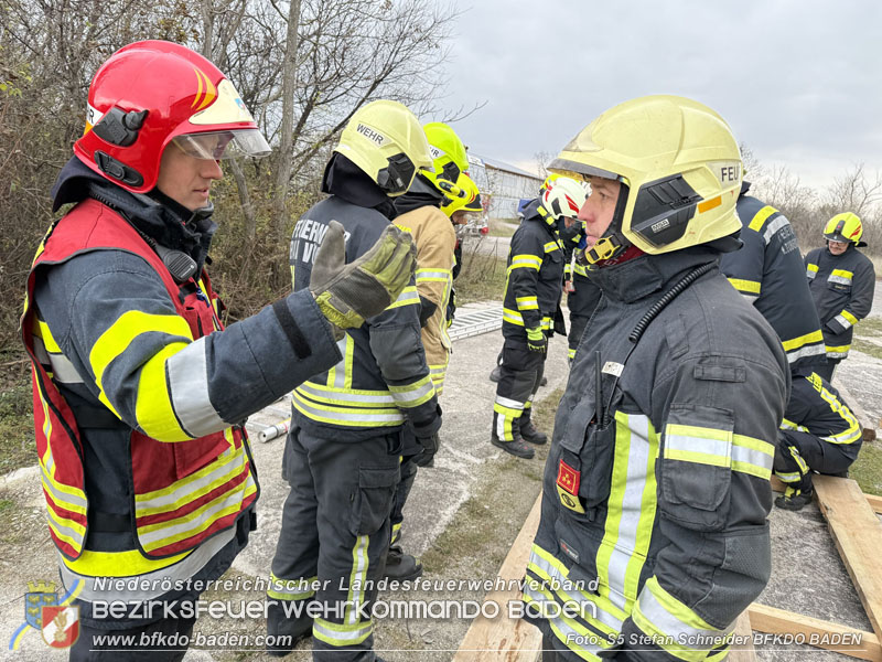 20251122_1. ZUG der 2. KHD Bereitschaft uebt am Gelaende des Tritolwerk  Foto: S5 Stefan Schneider BFKDO BADEN
