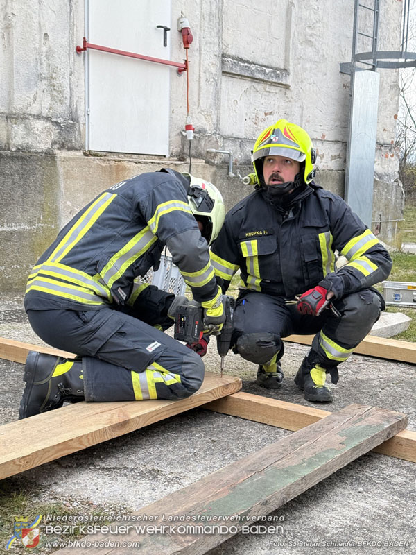 20251122_1. ZUG der 2. KHD Bereitschaft uebt am Gelaende des Tritolwerk  Foto: S5 Stefan Schneider BFKDO BADEN