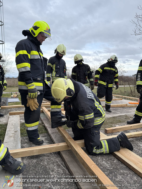 20251122_1. ZUG der 2. KHD Bereitschaft uebt am Gelaende des Tritolwerk  Foto: S5 Stefan Schneider BFKDO BADEN