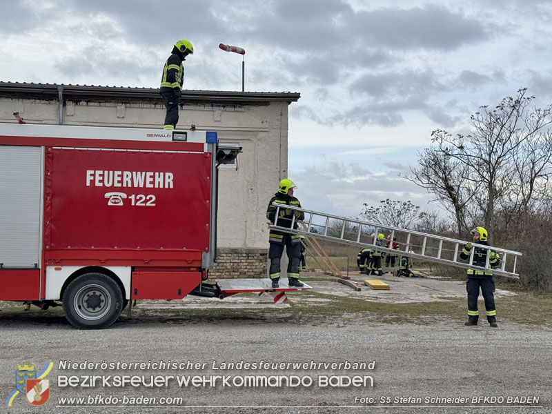 20251122_1. ZUG der 2. KHD Bereitschaft uebt am Gelaende des Tritolwerk  Foto: S5 Stefan Schneider BFKDO BADEN