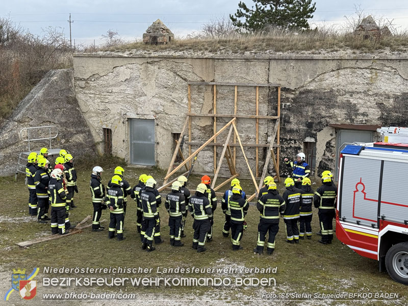 20251122_1. ZUG der 2. KHD Bereitschaft uebt am Gelaende des Tritolwerk  Foto: S5 Stefan Schneider BFKDO BADEN