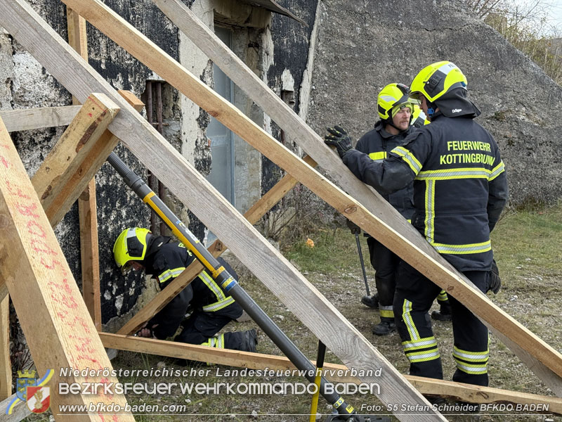 20251122_1. ZUG der 2. KHD Bereitschaft uebt am Gelaende des Tritolwerk  Foto: S5 Stefan Schneider BFKDO BADEN