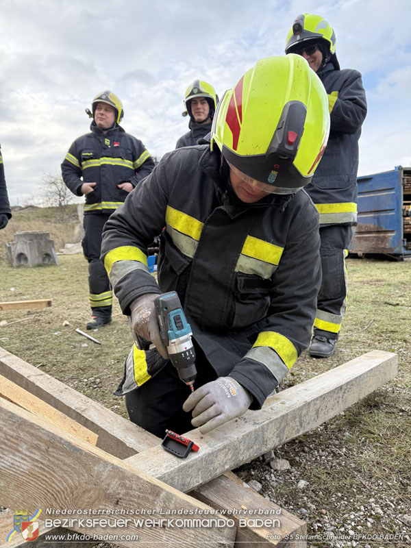20251122_1. ZUG der 2. KHD Bereitschaft uebt am Gelaende des Tritolwerk  Foto: S5 Stefan Schneider BFKDO BADEN