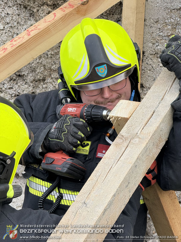 20251122_1. ZUG der 2. KHD Bereitschaft uebt am Gelaende des Tritolwerk  Foto: S5 Stefan Schneider BFKDO BADEN